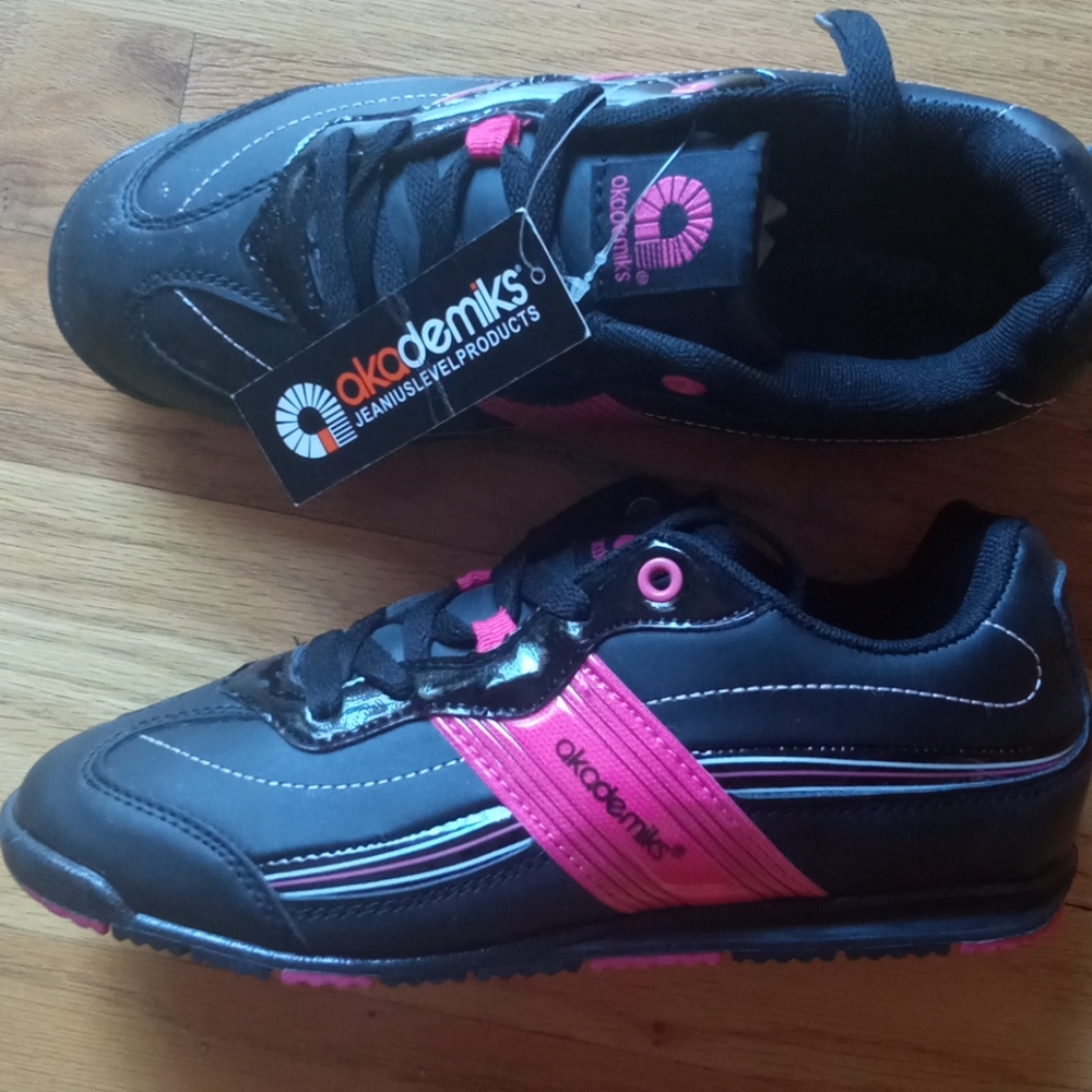 Akademiks New with tag size 6.5 soooo cute!!
